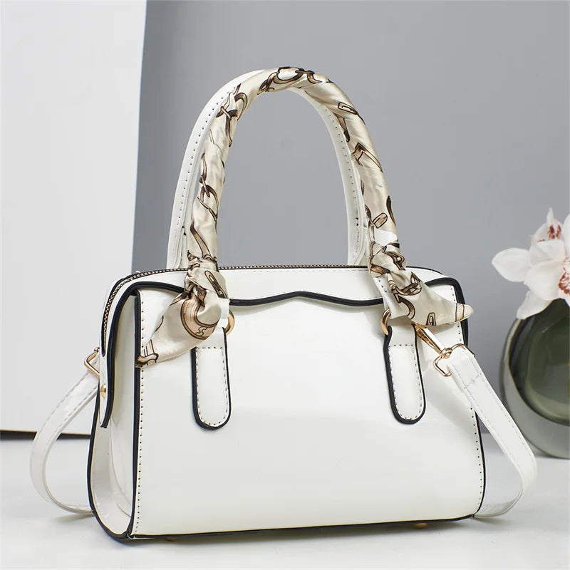 Custom Logo Large Capacity Crossbody New Fashionable Pendant Accessory Simple Shoulder Wholesale Luxury Tote Bag Woman Handbag