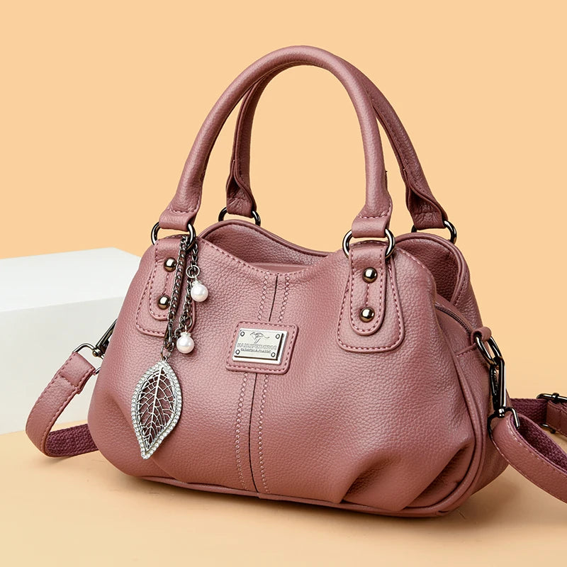 حقائب يد وحقائب كتف فاخرة جديدة للنساء من ماركات مشهورة بتصميم عصري مزينة بسلاسل