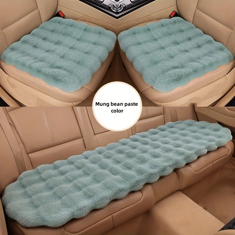 Un ensemble de nouvelles housses de voiture en fourrure de lapin en peluche avec une bonne sensation, antidérapantes d'hiver, chaudes et épaisses, adaptées aux hommes et aux femmes.