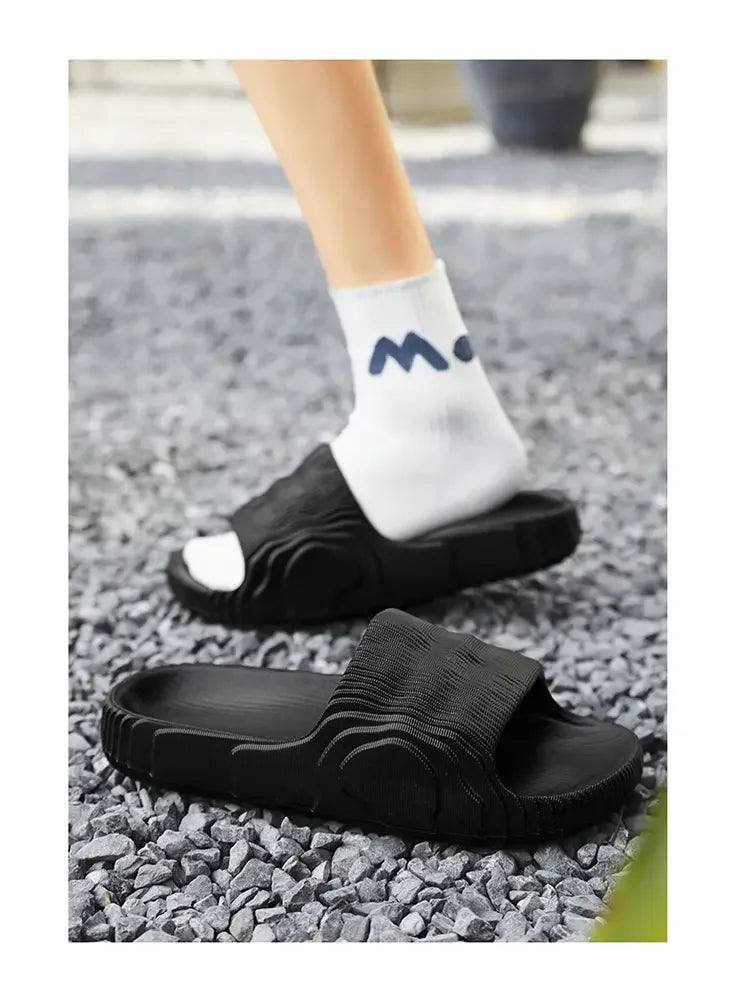 Sandales de plage solides pour hommes et femmes, pantoufles d'été antidérapantes, souples, unisexes, chaussures de luxe ultralégères pour l'extérieur