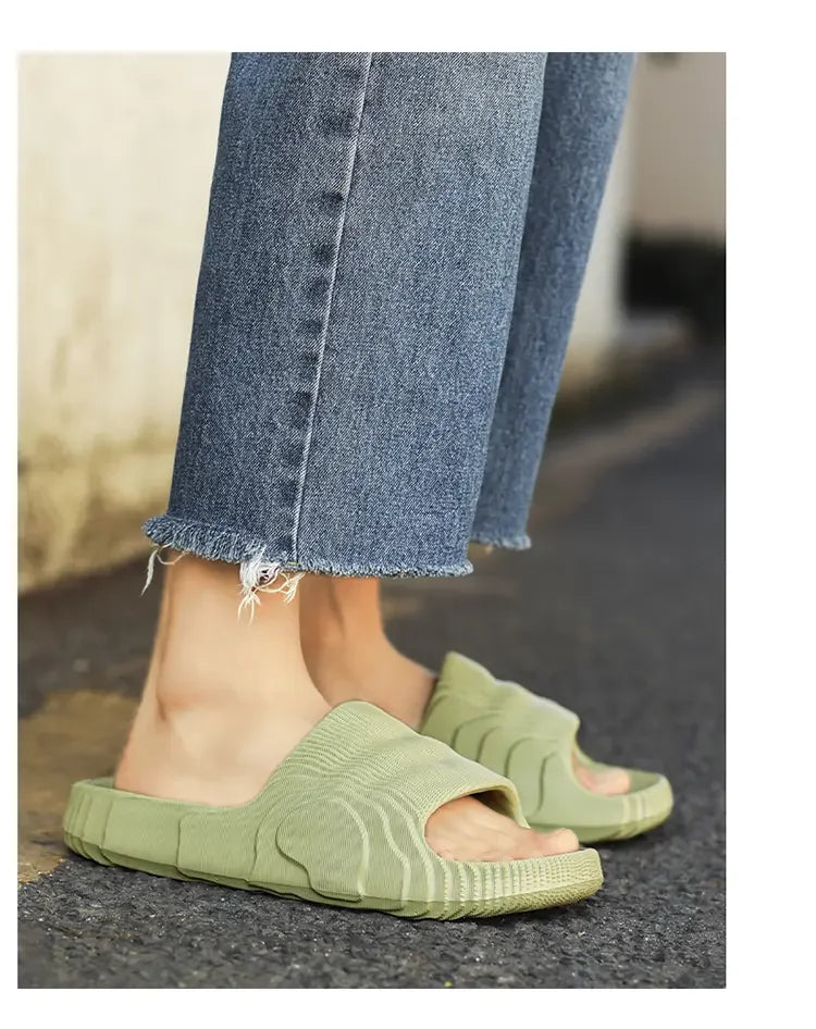 Sandales de plage solides pour hommes et femmes, pantoufles d'été antidérapantes, souples, unisexes, chaussures de luxe ultralégères pour l'extérieur