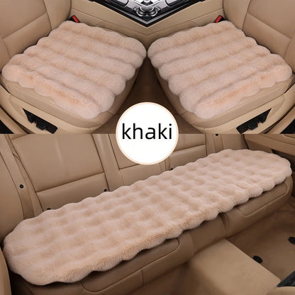 Un ensemble de nouvelles housses de voiture en fourrure de lapin en peluche avec une bonne sensation, antidérapantes d'hiver, chaudes et épaisses, adaptées aux hommes et aux femmes.