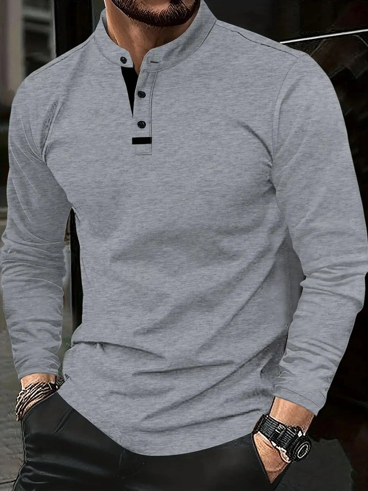 Un polo élégant à col rond pour hommes, uni épissé, adapté à porter à la maison en été, automne et hiver