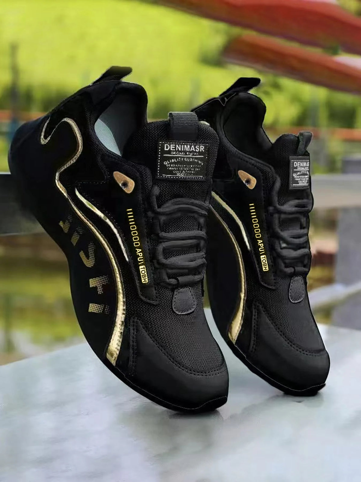 Une paire de chaussures d'entraînement respirantes pour hommes avec lacets, confortables et légères, adaptées au sport, aux activités de plein air, aux déplacements quotidiens et à un usage décontracté, chaussures d'