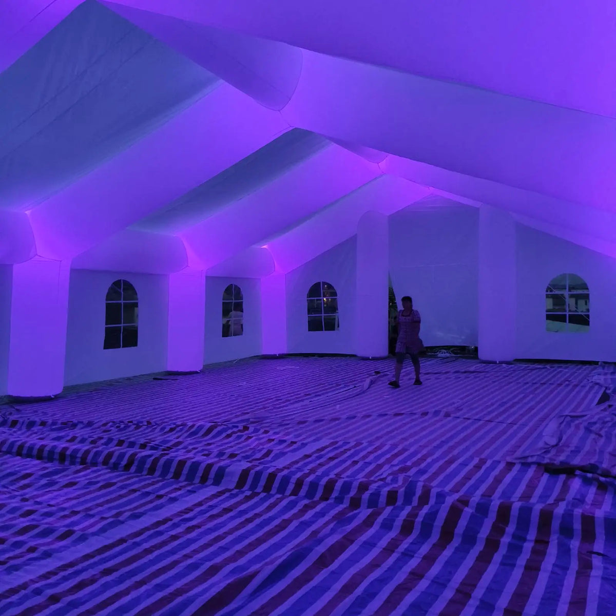 خيمة زفاف قابلة للنفخ بيضاء نقية عملاقة للاستخدام في الهواء الطلق مع إضاءة LED، سرادق استقبال يتسع لـ 100/200/300 شخص