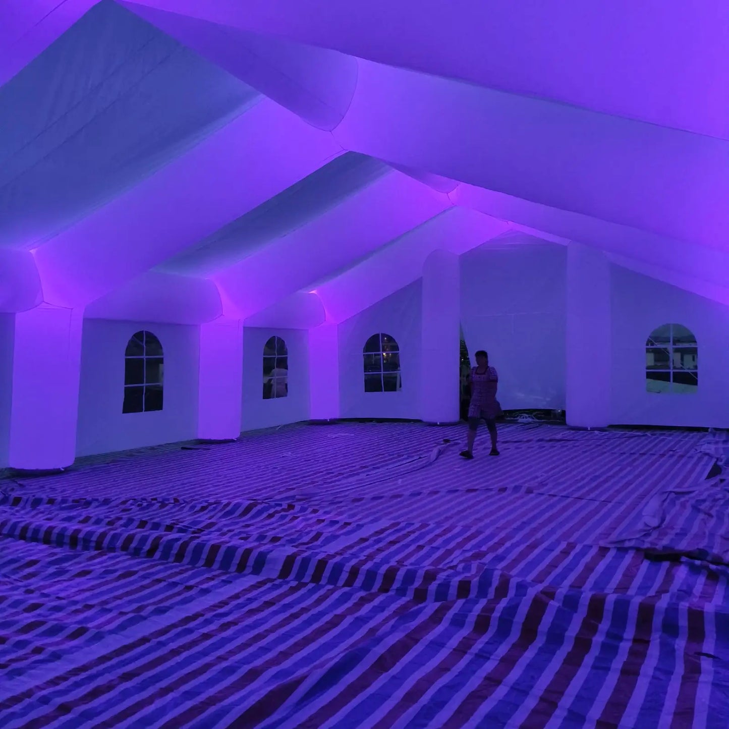 خيمة زفاف قابلة للنفخ بيضاء نقية عملاقة للاستخدام في الهواء الطلق مع إضاءة LED، سرادق استقبال يتسع لـ 100/200/300 شخص