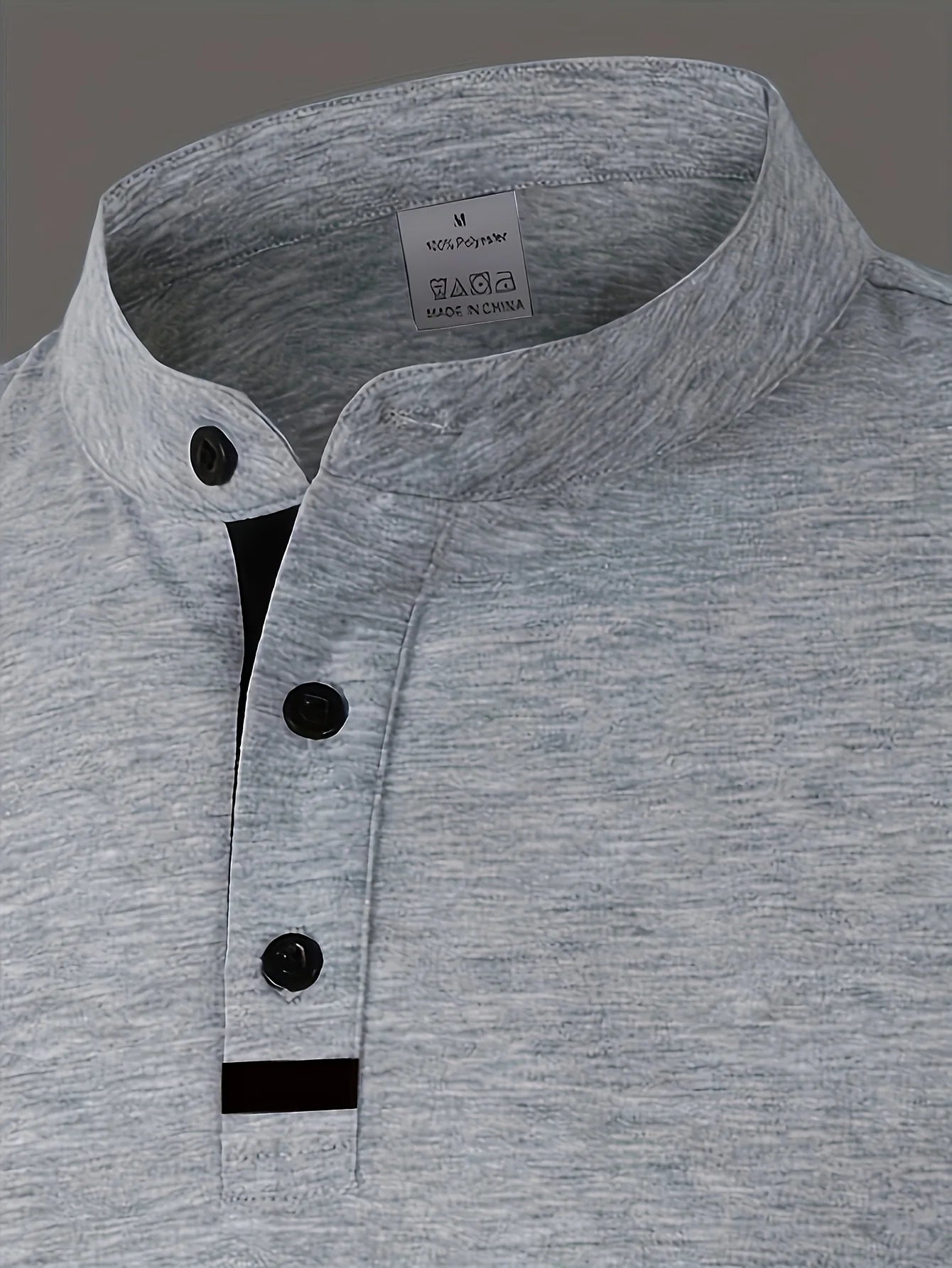 Un polo élégant à col rond pour hommes, uni épissé, adapté à porter à la maison en été, automne et hiver